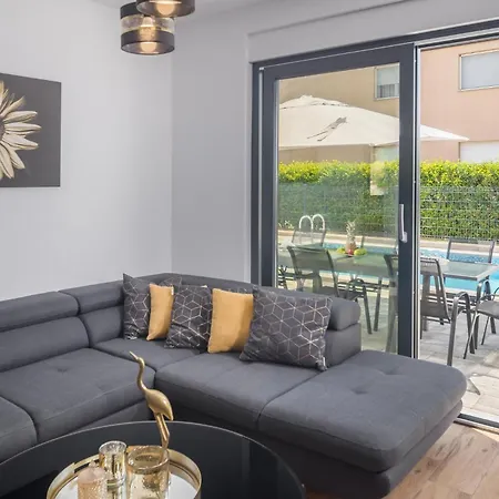 Lovely In With Outdoor Swimming Pool Ferienhaus