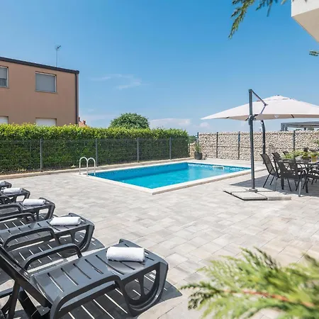Holiday home Lovely In With Outdoor Swimming Pool *