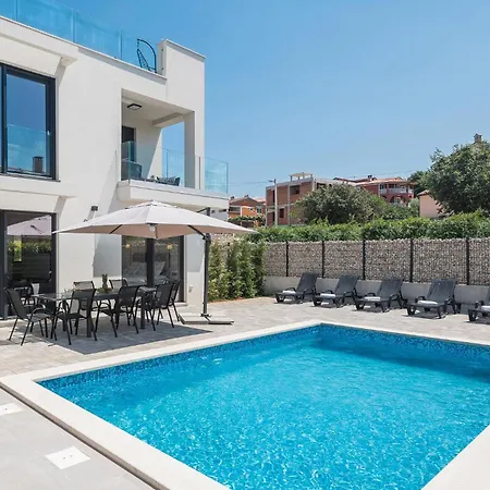 Lovely In With Outdoor Swimming Pool Ferienhaus