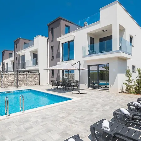 Lovely In With Outdoor Swimming Pool Ferienhaus *